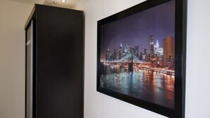 Een stadsgezichtsfoto in een lijst aan de muur.