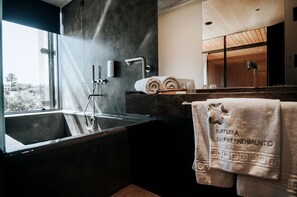 豪華套房, 陽台 | 浴室 | 免費盥洗用品、毛巾