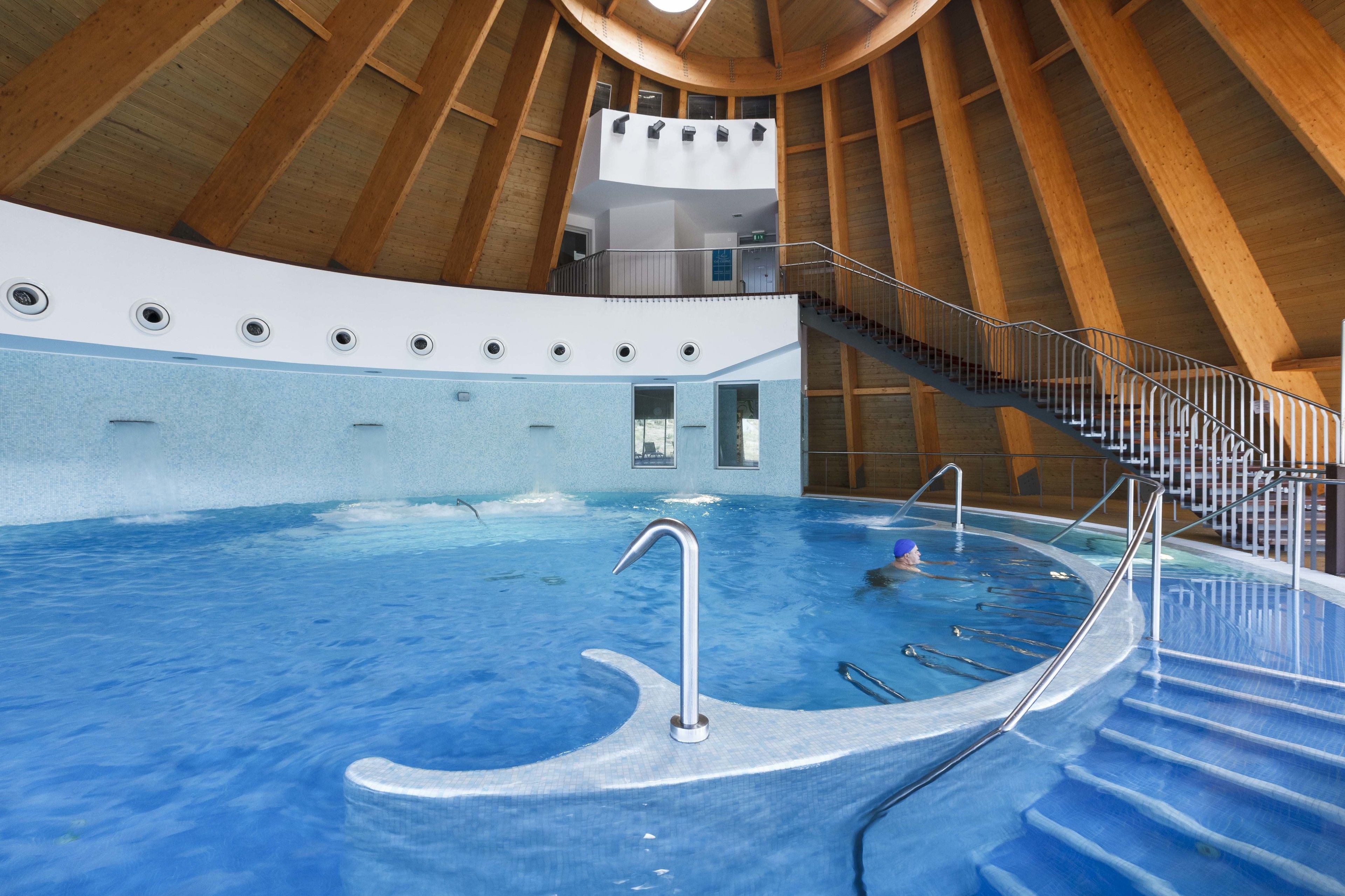 من حمّامات السباحة المغطاة، حمّام سباحة خارجي