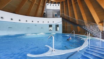 Een binnenzwembad, een buitenzwembad