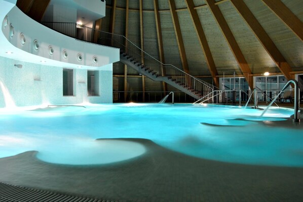 室内游泳池,室外游泳池