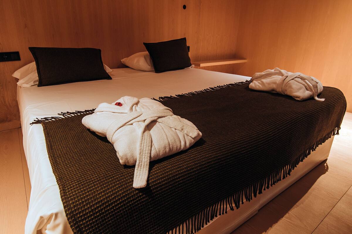 Minibar, värdeförvaringsskåp på rummet, skrivbord och ljudisolering