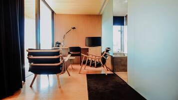 Deluxe Suite, Balcony | 1 bedroom, minibar, in-room safe, desk