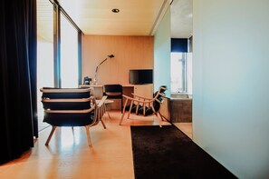 Suite Deluxe, balcón | 1 habitación, minibar, caja de seguridad en la habitación y escritorio 