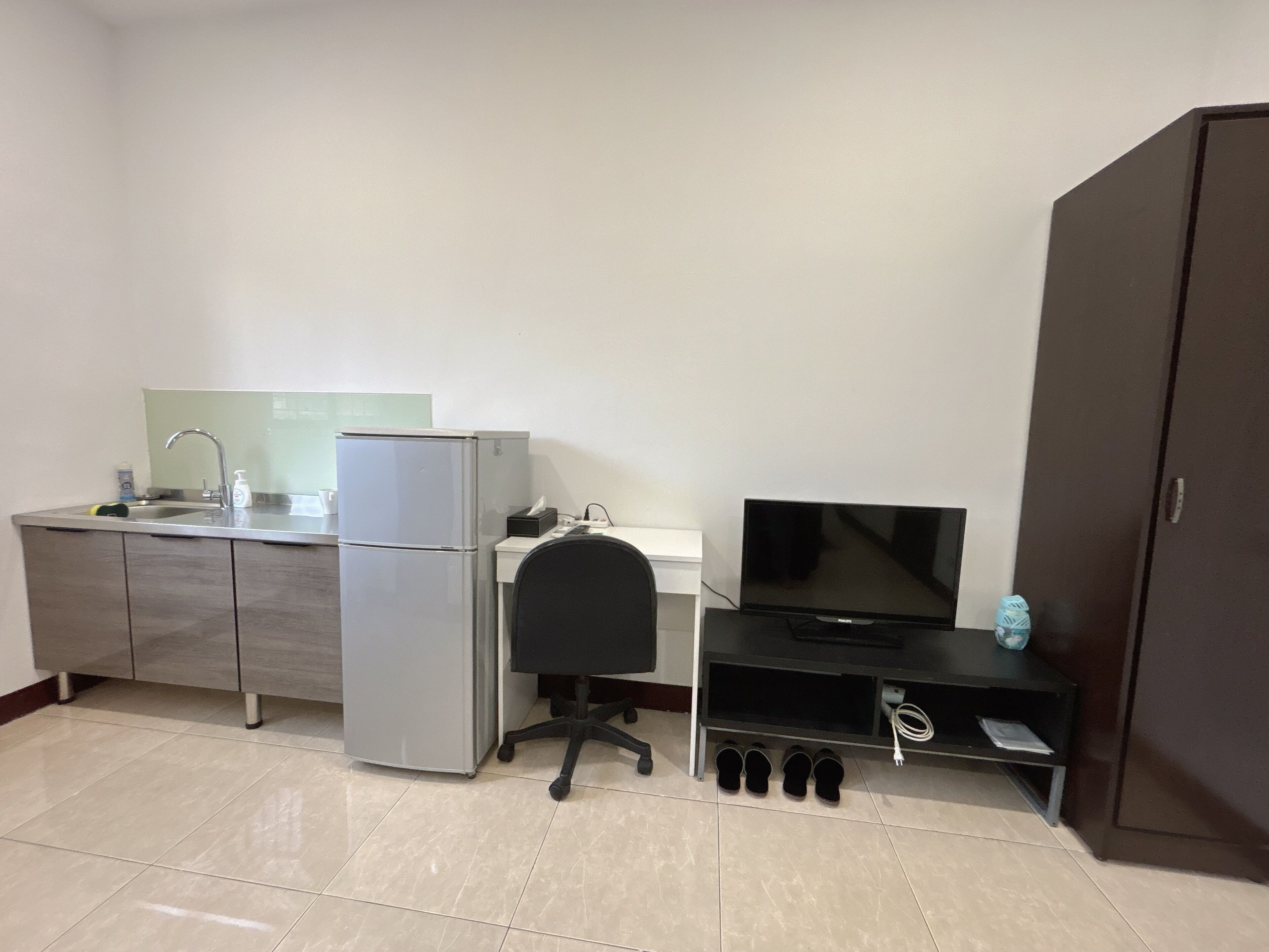 basic room, non smoking | living area | 32-inch led tv with cable channels, tv