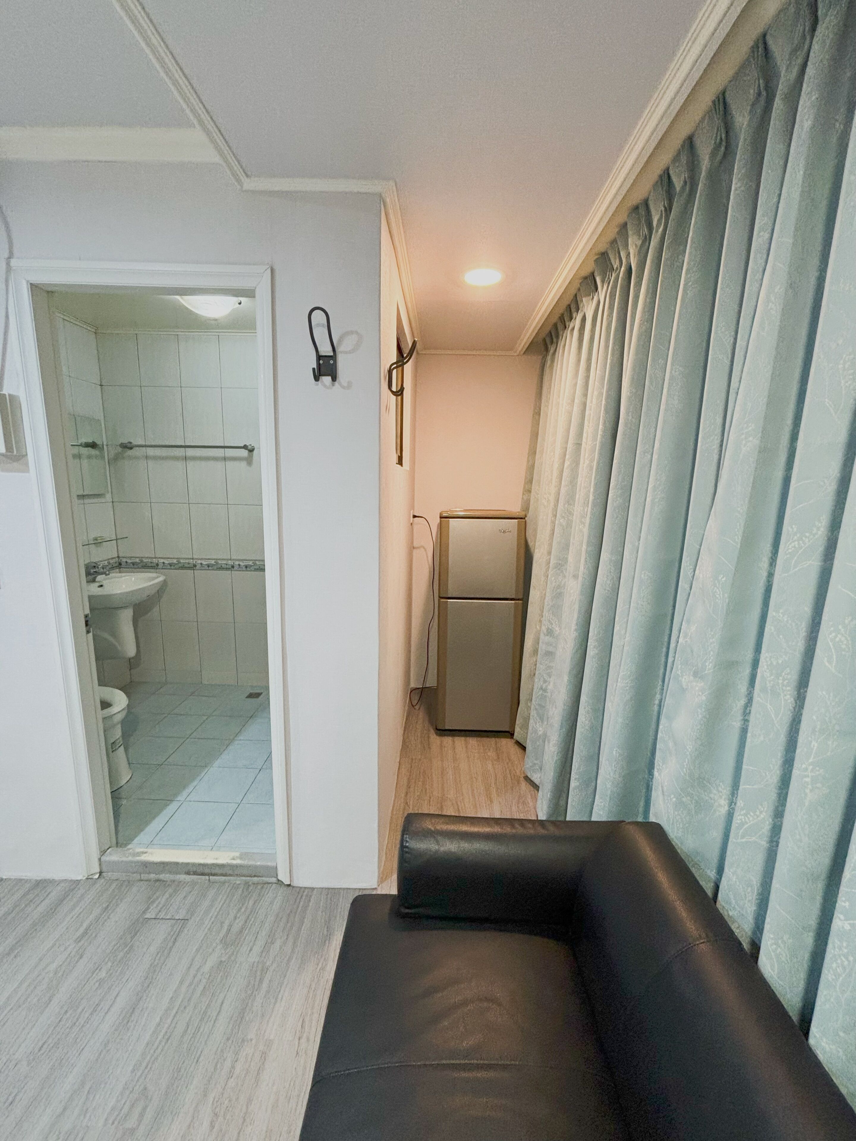 basic room, non smoking | living area | 32-inch led tv with cable channels, tv