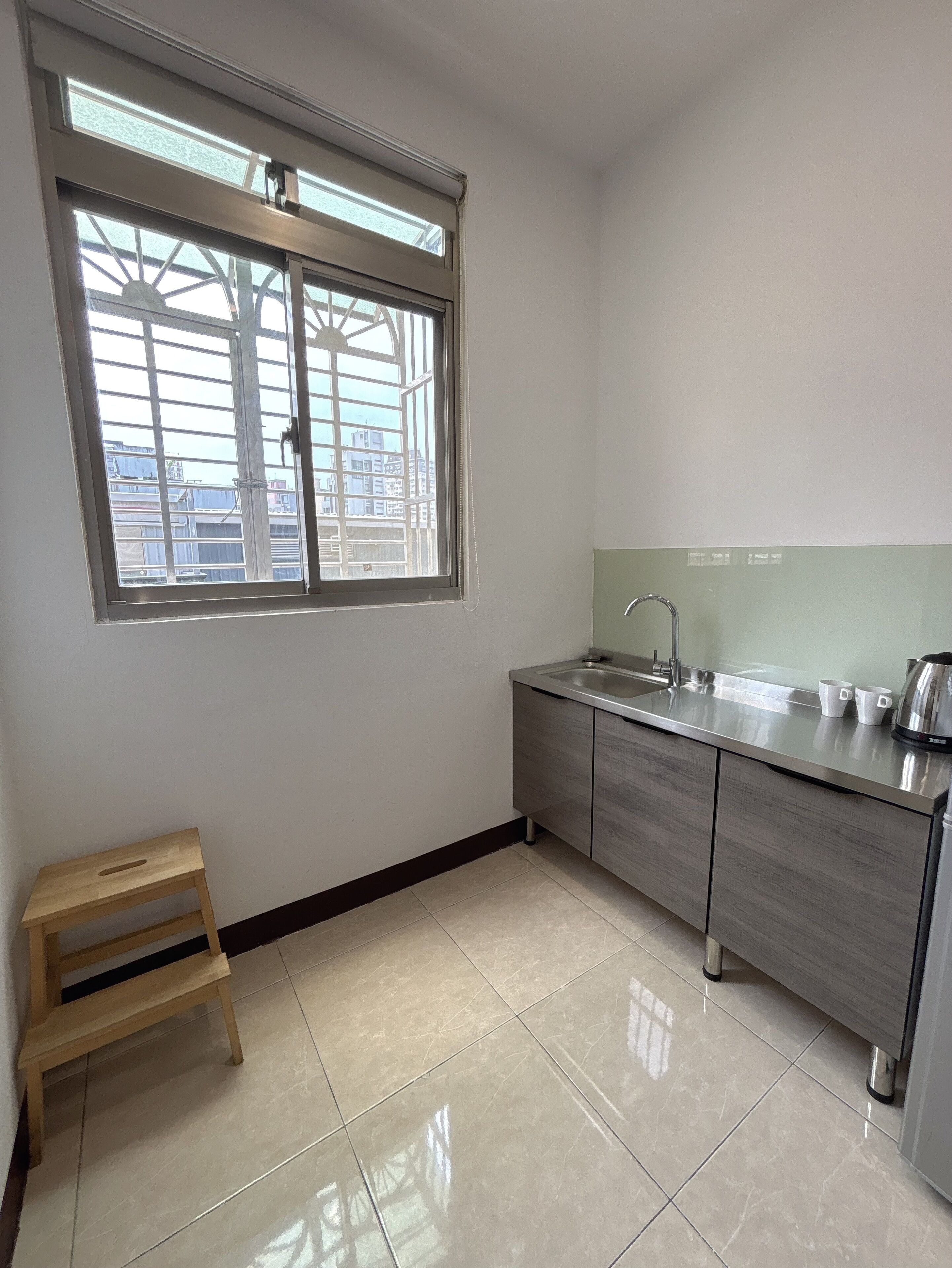 basic room, non smoking | living area | 32-inch led tv with cable channels, tv