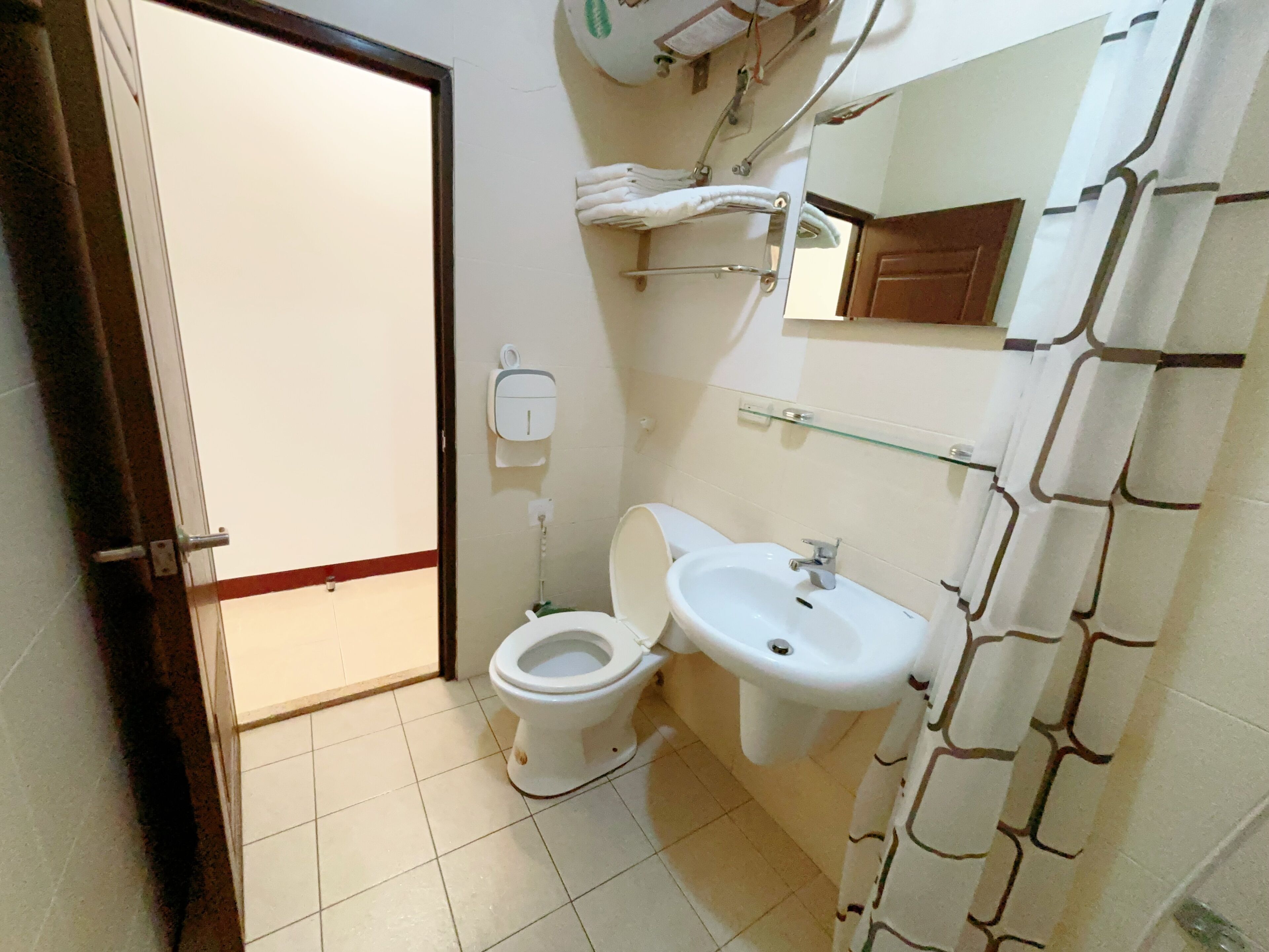 standard quadruple room, 2 double beds, non smoking | bathroom | shower, rainfall showerhead, free toiletries, hair dryer