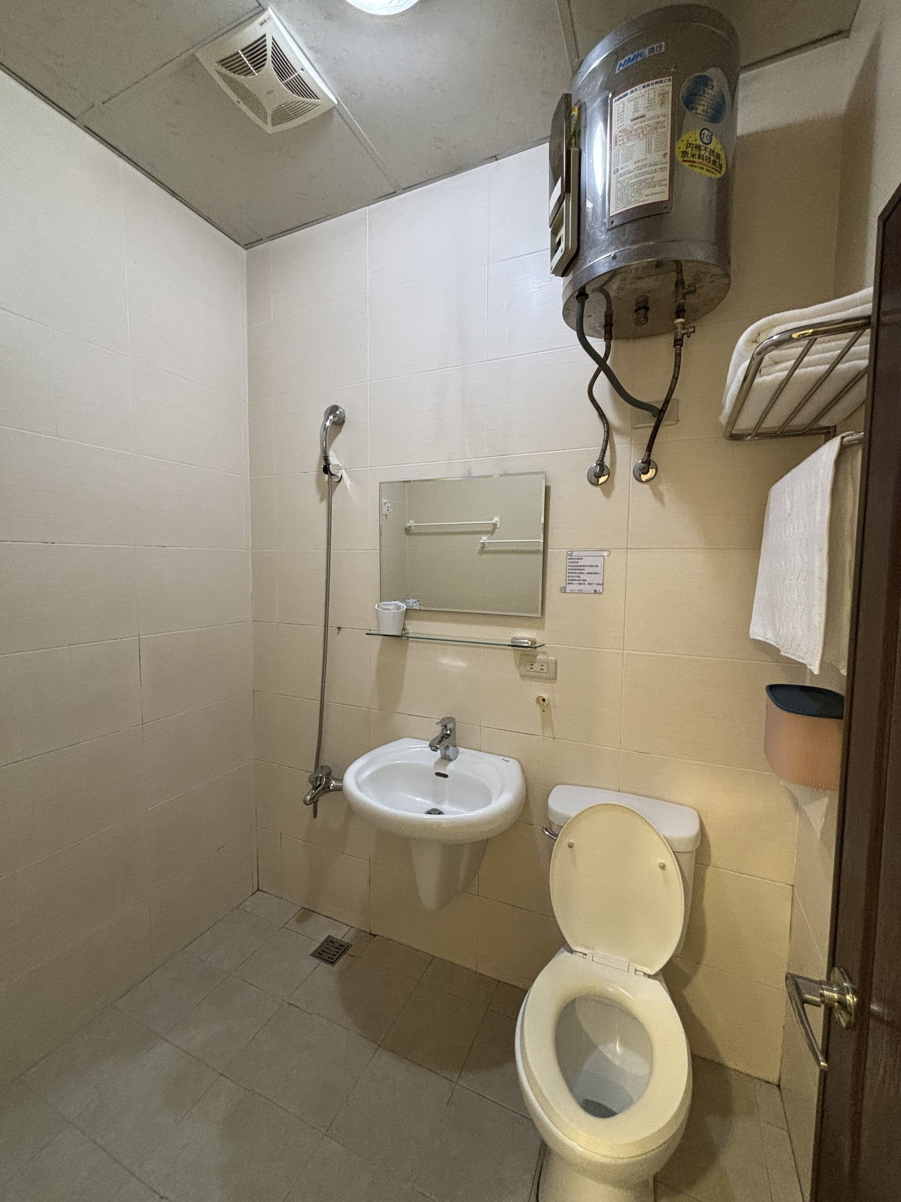 economy twin room, non smoking | bathroom | shower, rainfall showerhead, free toiletries, hair dryer