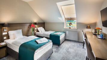 Daunenbettdecken, Schreibtisch, laptopgeeigneter Arbeitsplatz