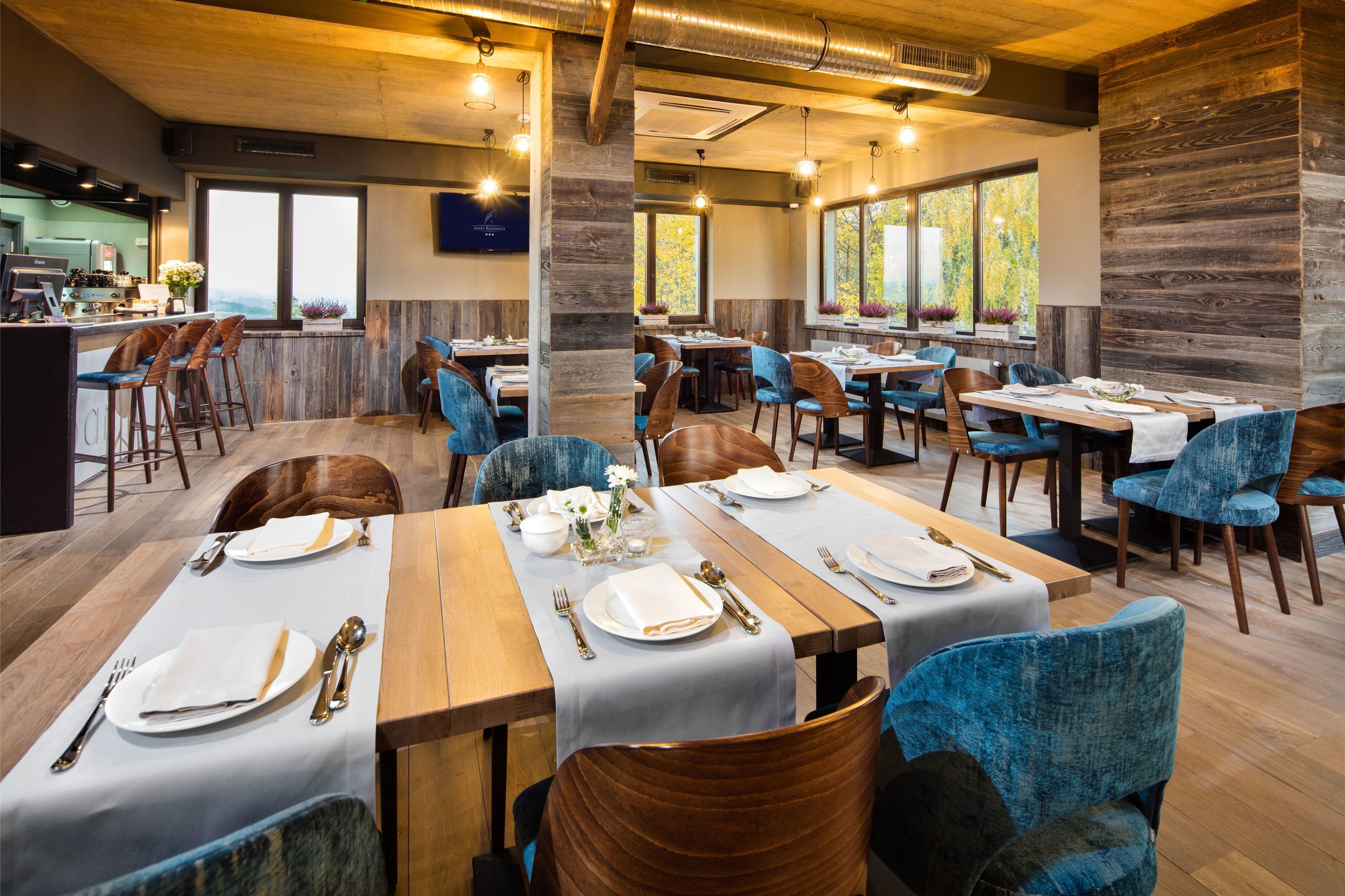 供應午餐及晚餐；創意料理