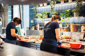 Déjeuner et dîner servis sur place
