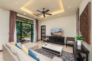 Villa – deluxe, 3 soverom, privat basseng, bassengutsikt | Oppholdsområde | Plasma-TV og DVD-spiller