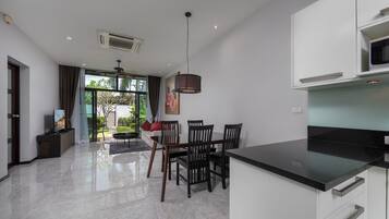 Standard Villa, 2 Bedrooms, Private Pool | Dapur peribadi | Peti sejuk, ketuhar gelombang mikro, dapur, pembancuh kopi/teh