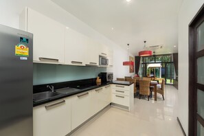 เอ็กซ์คลูซีฟวิลล่า, 3 ห้องนอน, สระว่ายน้ำส่วนตัว, วิวสระว่ายน้ำ | ครัวส่วนตัว | ตู้เย็น, ไมโครเวฟ, เตาประกอบอาหาร, เครื่องชงกาแฟ/ชา