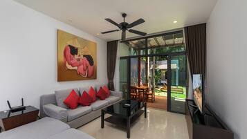 Exclusive Villa, 3 Bedrooms, Private Pool, Pool View | Ruang tamu | TV Plasma, pemain DVD