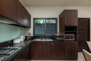 ดีลักซ์วิลล่า, 3 ห้องนอน, สระว่ายน้ำส่วนตัว, วิวสระว่ายน้ำ | ครัวส่วนตัว | ตู้เย็น, ไมโครเวฟ, เตาประกอบอาหาร, เครื่องชงกาแฟ/ชา