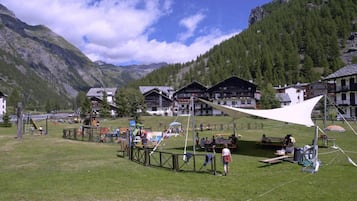 Children’s play area – outdoor