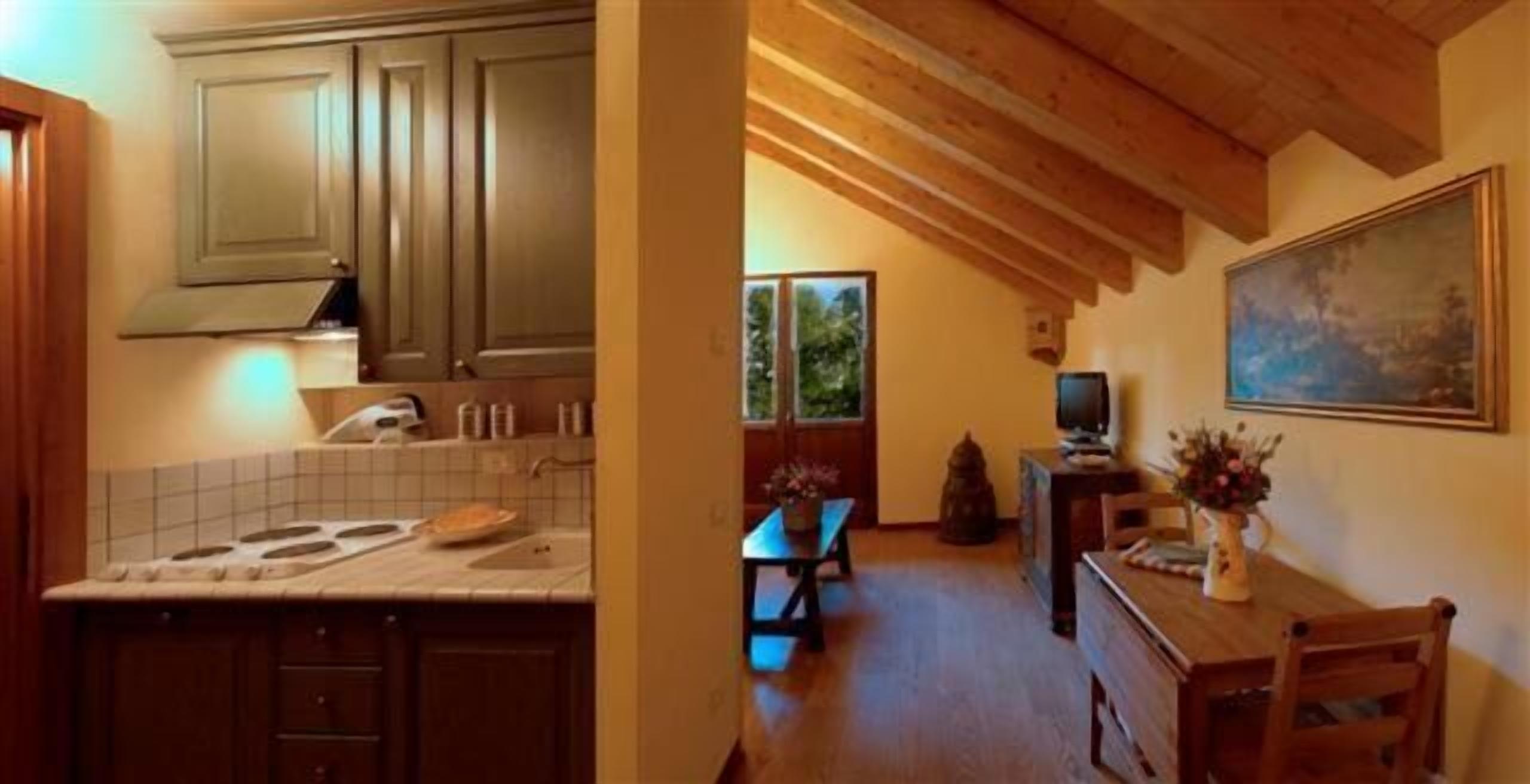 Réfrigérateur, micro-ondes (sur demande), plaque de cuisson