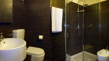 Studio (2 pax) | Bathroom | Shower, towels