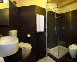 Estudio (2 pax) | Baño | Ducha y toallas