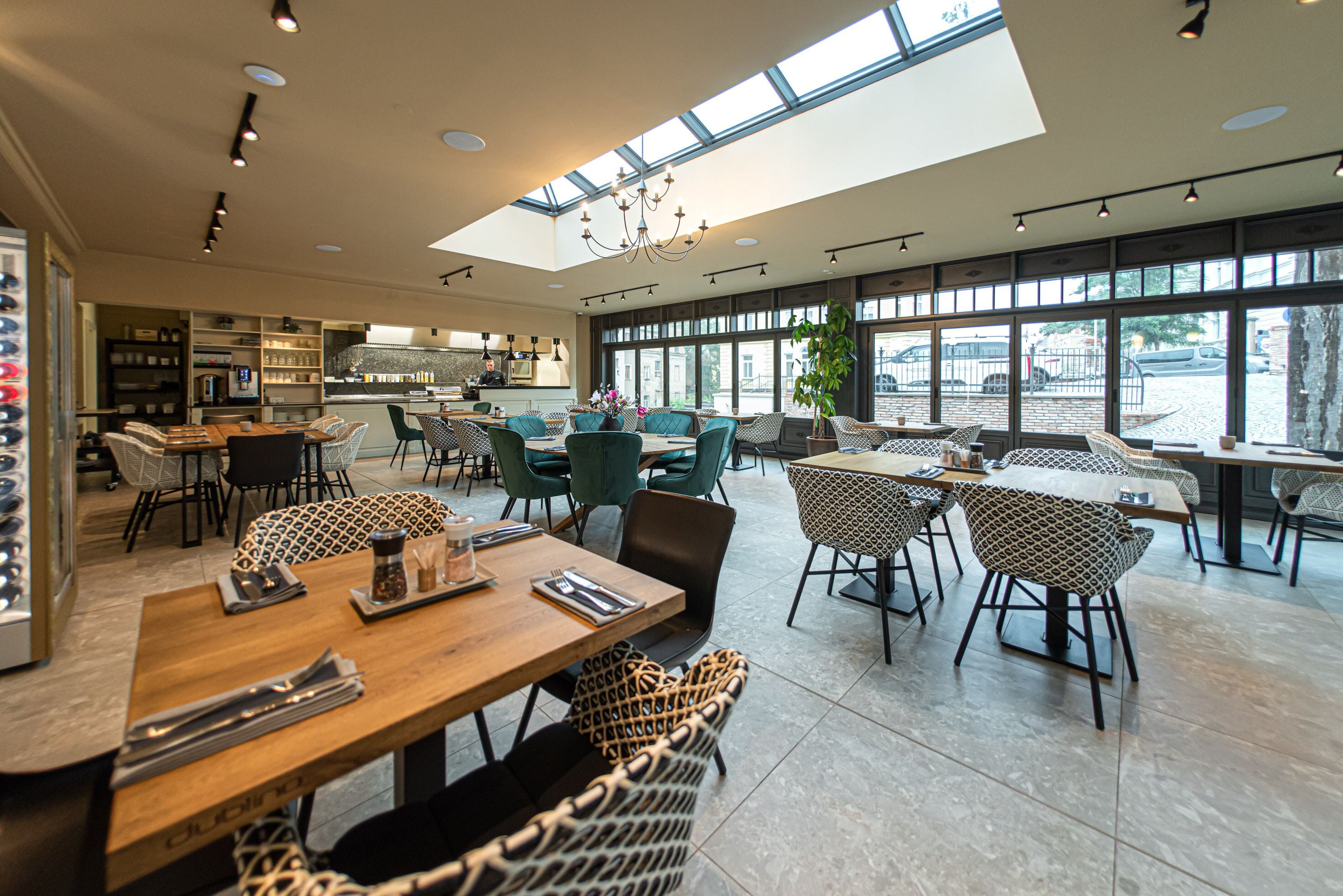 2 restaurantes, se sirven desayunos, comidas, cenas y cocina regional