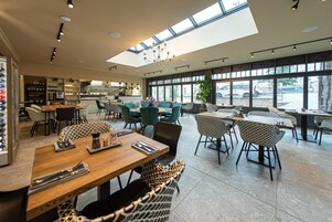 2 restaurantes, café da manhã, culinária regional