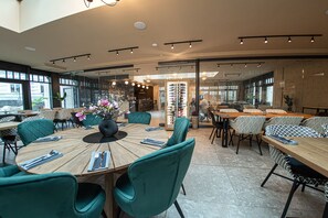 2 restaurants; breakfast, lunch, and dinner served