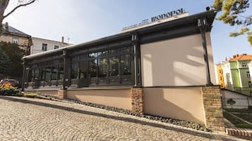Un edificio moderno con un cartel que dice "HOTEL MONOPOLI".