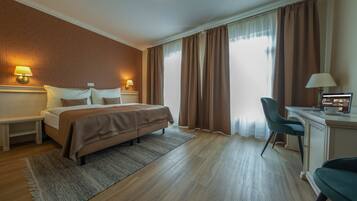 Blackout drapes, free WiFi, bed sheets
