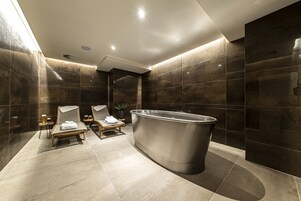 Sauna seca, sauna a vapor, massagens com pedras quentes