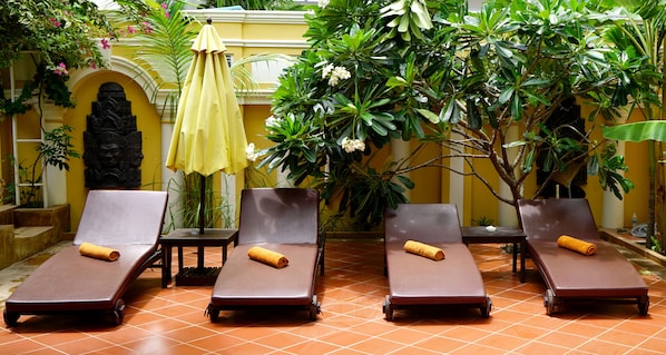 Outdoor pool, pool umbrellas, sun loungers