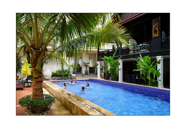 สระว่ายน้ำกลางแจ้ง, ร่มริมสระ�ว่ายน้ำ, เก้าอี้อาบแดดริมสระ