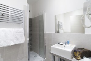 Double Room | Bathroom | Shower, free toiletries, hair dryer, bidet - Town House 57 (Rome)