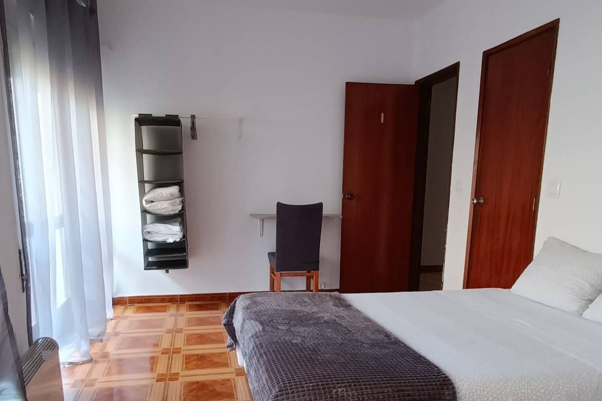 Habitación triple, balcón | Cunas y ropa de cama
