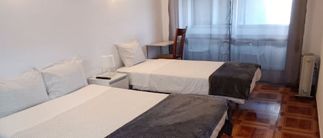 Habitación triple | Cunas o camas infantiles (de pago) y ropa de cama