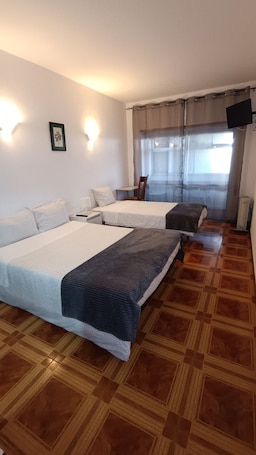 Triple Room | Cribs/infant beds, bed sheets