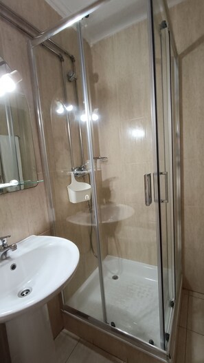 Double Room | Bathroom | Shower, free toiletries, towels - Residencial S. Gião (Valenca)