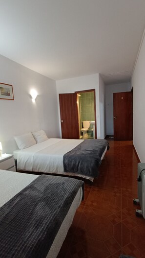 Quarto triplo | Berços (sobretaxa), roupa de cama
