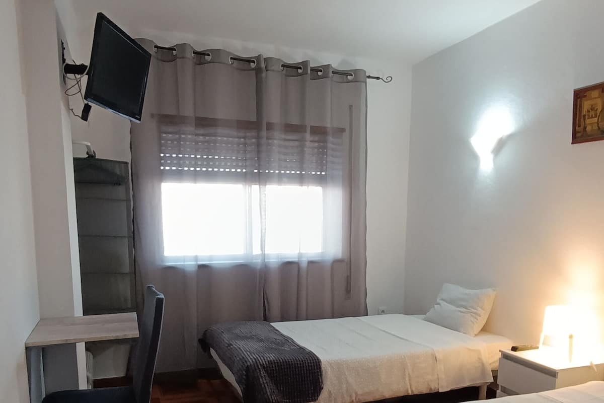 Habitación triple estándar | Cunas y ropa de cama