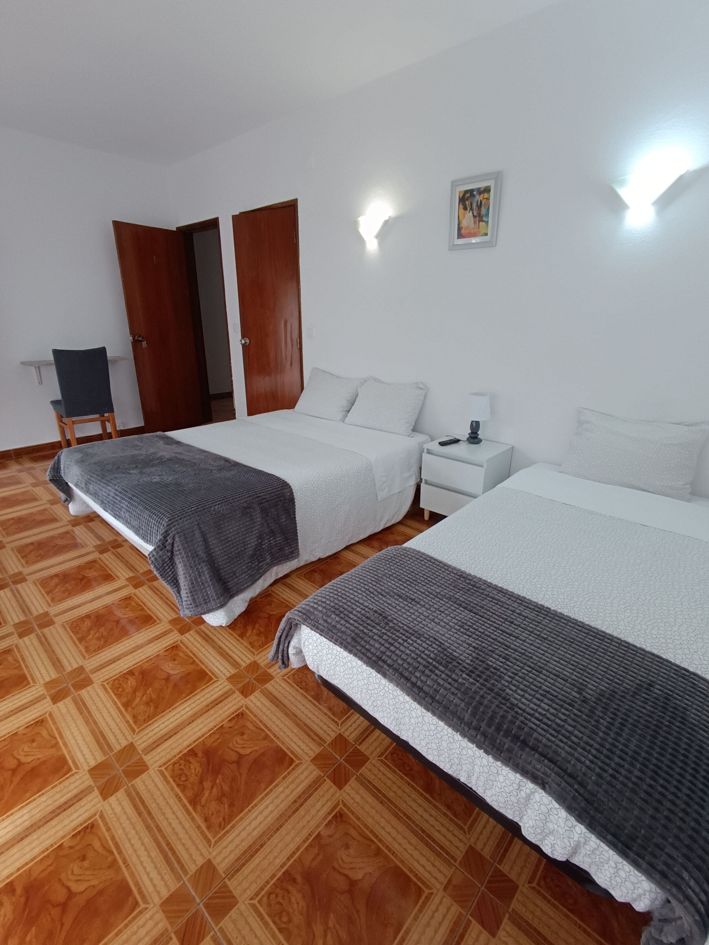 Habitación triple, balcón | Cunas y ropa de cama 