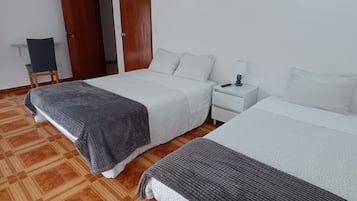 Habitación triple, balcón | Cunas y ropa de cama