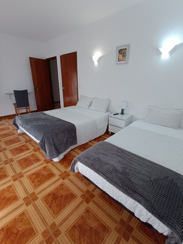 Habitación triple, balcón | Cunas y ropa de cama 