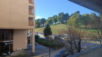 Tweepersoonskamer, uitzicht op tuin | Babybedden (toeslag), beddengoed