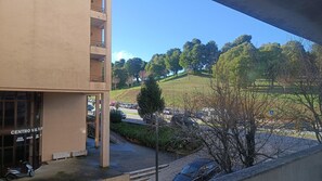 Habitación doble, vista al jardín | Cunas y ropa de cama 