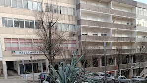 A multi-story building with a restaurant on the ground floor. - Residencial S. Gião (Valenca)