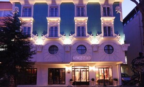 Overnatningsstedets facade – aften/nat