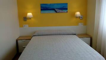 Chambre Double ou avec lits jumeaux | Bureau, rideaux occultants, lits bébé (gratuits), Wi-Fi gratuit