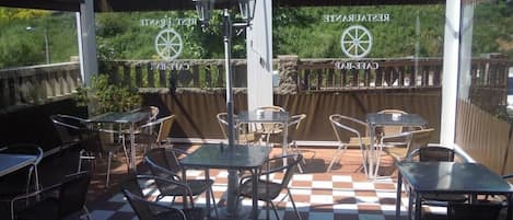 Déjeuner et dîner servis sur place, spécialités Cuisine locale