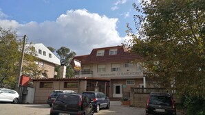 A building with a sign reading "RESTAURANTE O'RANCHEIRO PENSION". - Hostal O Rancheiro (Vigo)